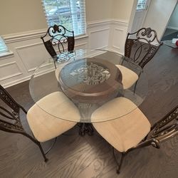 Dining Room Table and 4 Chairs!!!!!!!!!