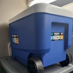 New Igloo Cooler W Wheels