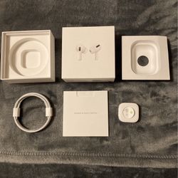 AirPods Pro Case With All The Original Accesories 