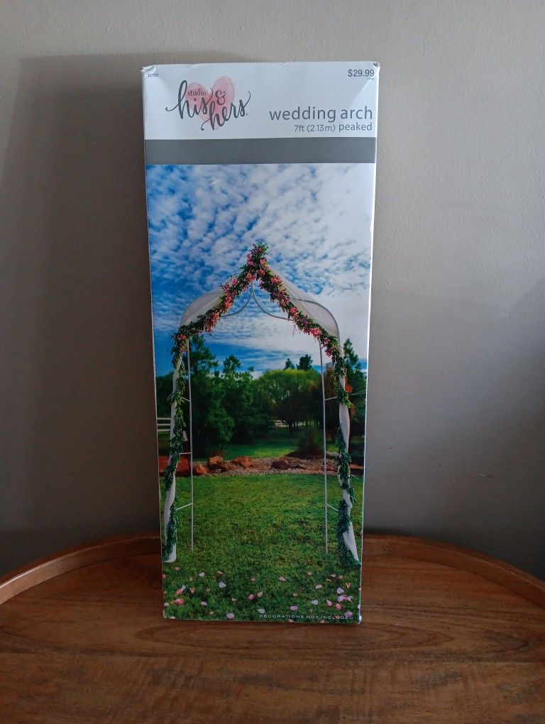 New In Box 7 Ft Wedding Arch