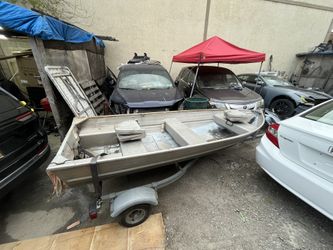 Aluminum fishing boat