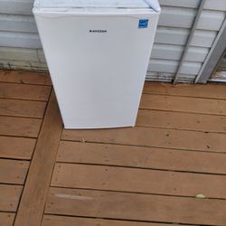 Mini Fridge W Freezer