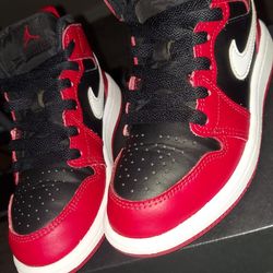 Jordan 1 Mid Gym Red Black Toe Size 13c Kids