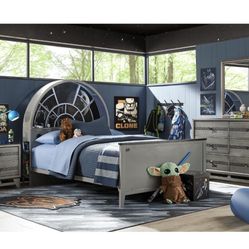KIDS BED STARWARS  FULL SIZE Like NEW half Price From Rooms To Go