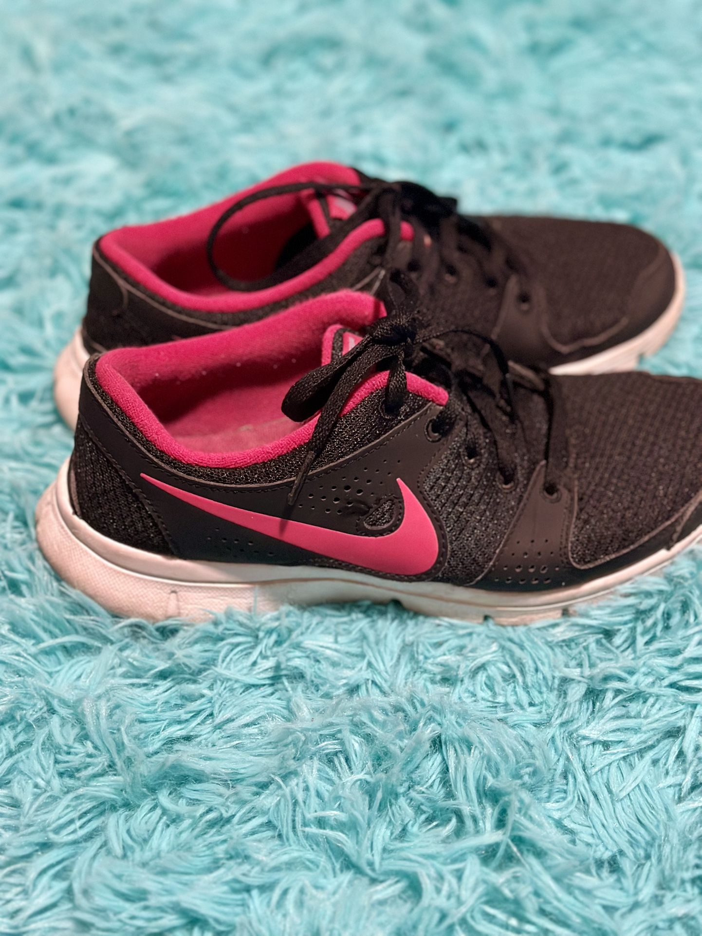 Women’s Nike Shoes 7.5