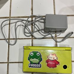 ENGLISH VERSION Lime Green Nintendo Dsi - comes with charger
