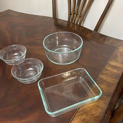Small  Pyrex Bowl Set