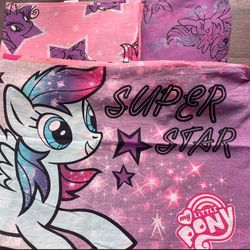 My little pony twin size bed sheets complete one set pillow case, one flat sheet and one fitted sheet. 