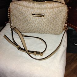 MICHEAL KORS  SIGNATURE CROSSBODY BAG (SMALL)