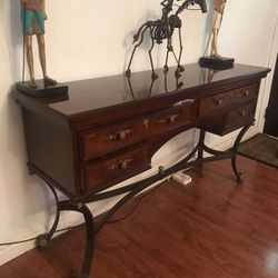 Console table/buffet in excellent condition