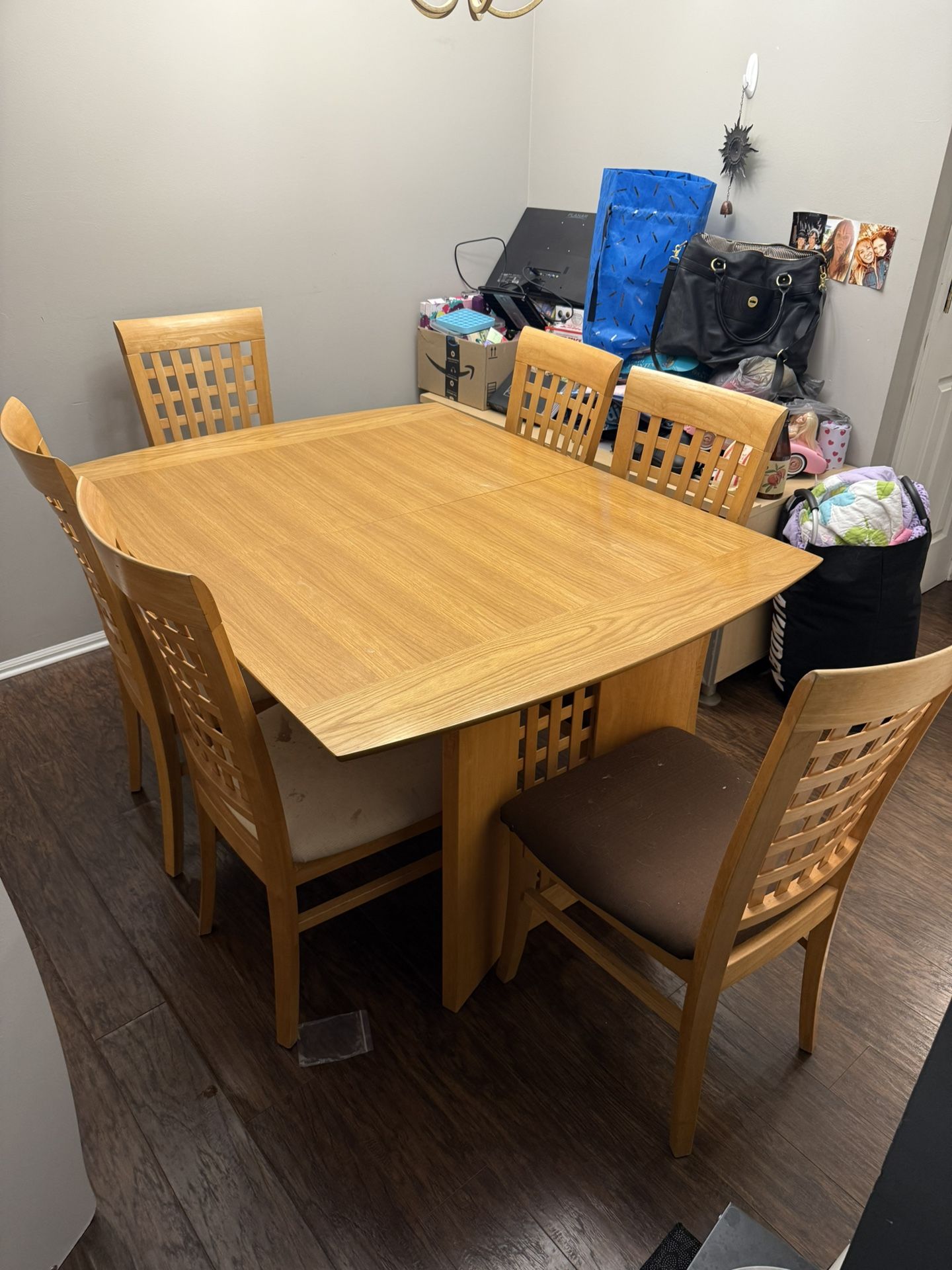 Light Wood oak Table W/leaf and 6 Chairs