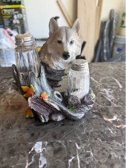 Wolf salt and pepper shaker stand Wolf salt and pepper shaker stand