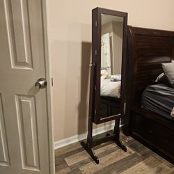 Jewelery Stand In Amazing Condition 