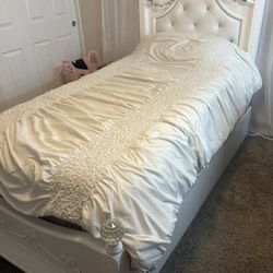✨ Elegant White Twin Bed with Luxury Mattress ✨