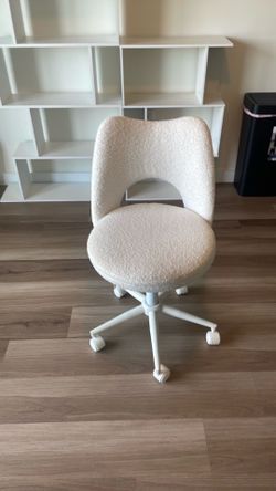 (B) off white rolling chair
