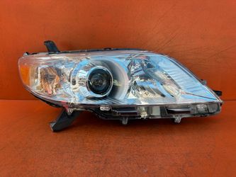 2011 - 2020 Toyota Sienna Right Passenger Side Halogen Headlight OEM