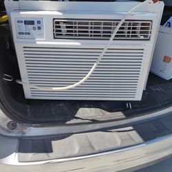 Cooling Heating Window Unit. 11800 BTUs