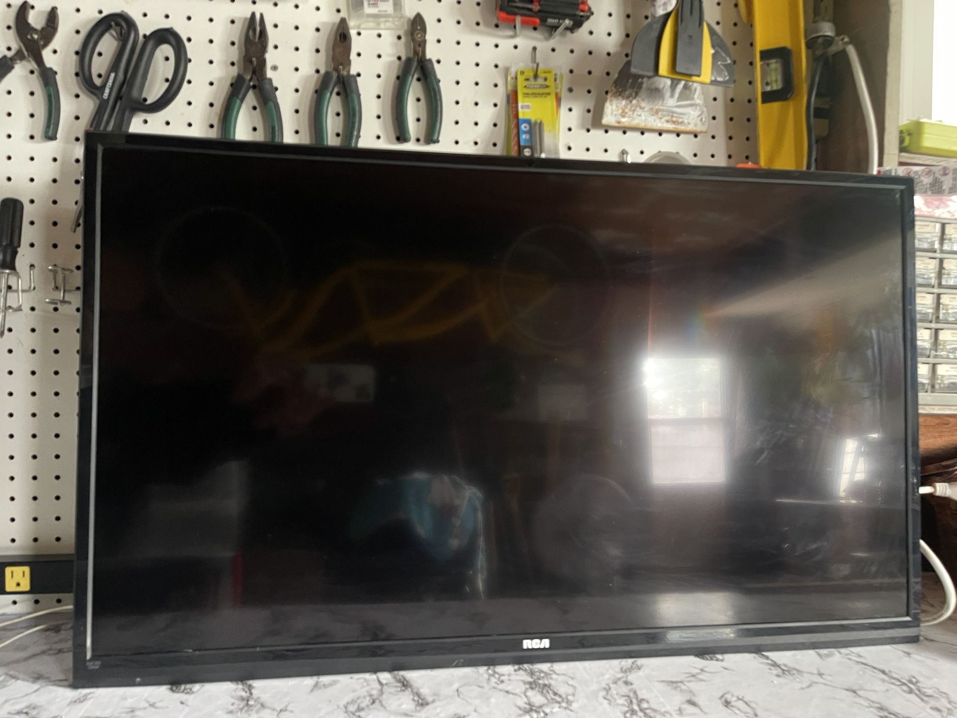 45 Inch TV &  Wall Mount
