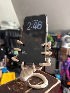 3D printed Face Hugger Phone Stand