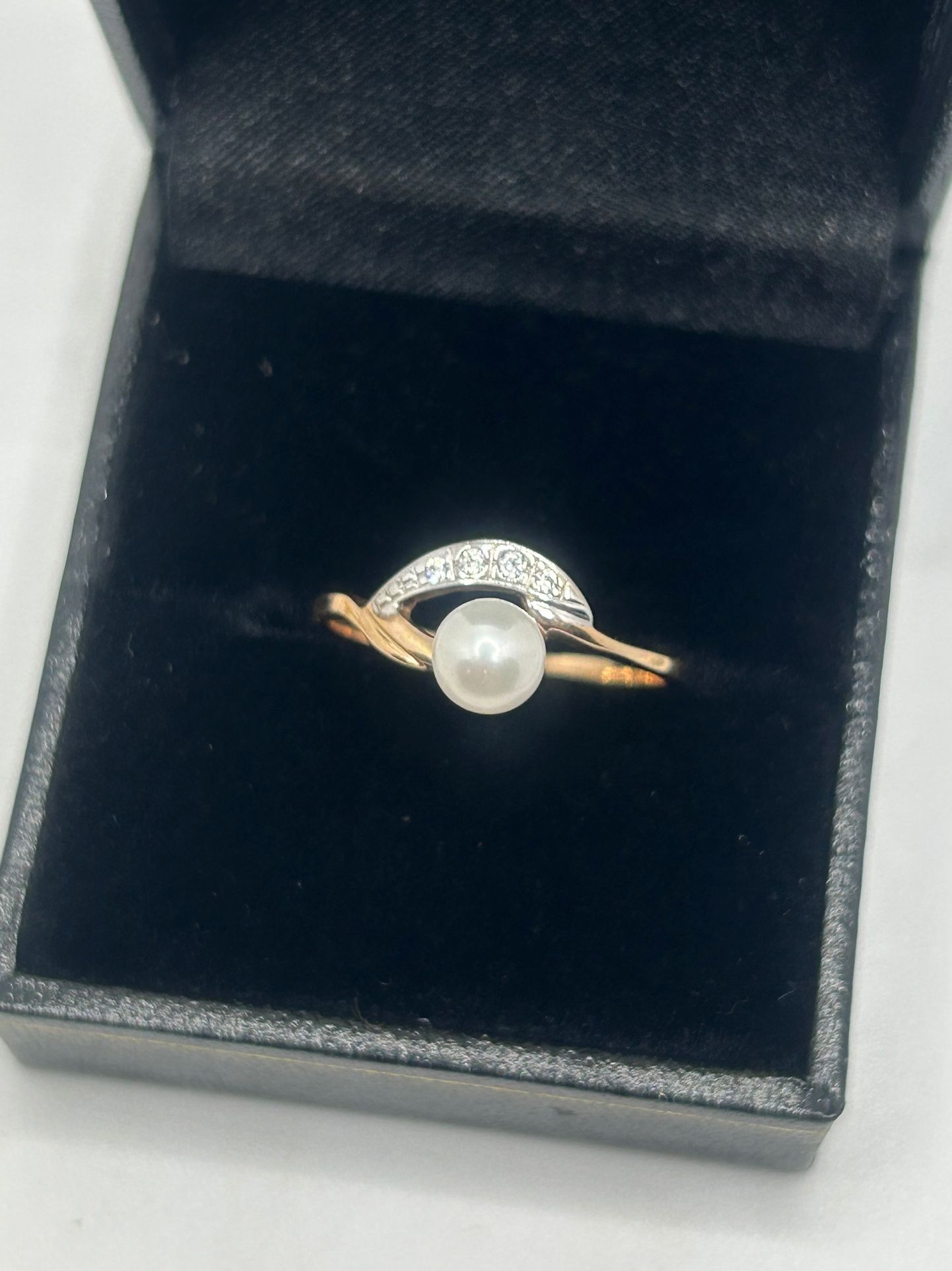 Ladies Gold Diamond Pearl Ring 