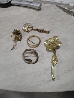 Lot of 6 vintage gold tone brooches