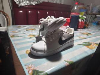 Nike Court Royale Low Top