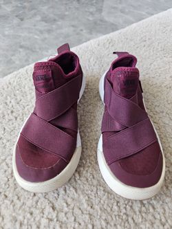 Tennis shoes
