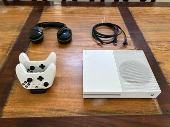 Xbox ONE S 500 GB, 2 wireless controllers, dual charger, and Turtle Beach headset