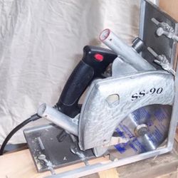 90° Corner Cutting Circular Saw