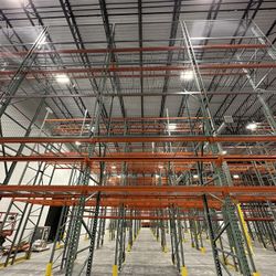 Industrial Pallet Racks Shelving Wire Mesh Decking Uprights Beams Pallet Racking Forklifts