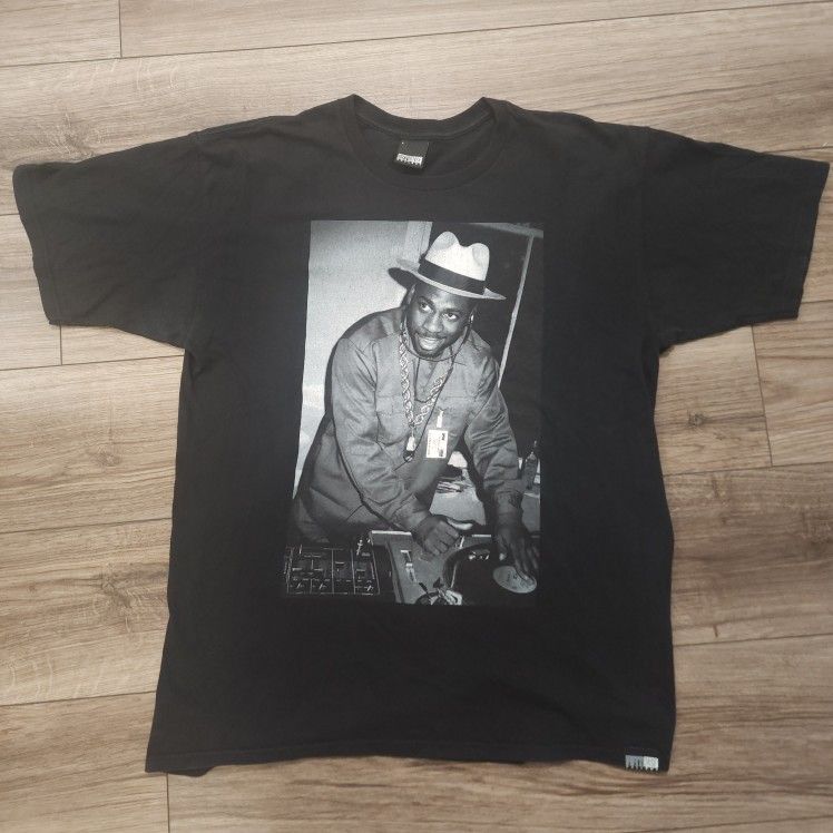 Vintage Upper Playground x Ricky Powell T-Shirt (JAM MASTER JAY)2009 Rare Upper Playground x Ricky Powell rap tee

Jam Master Jay


