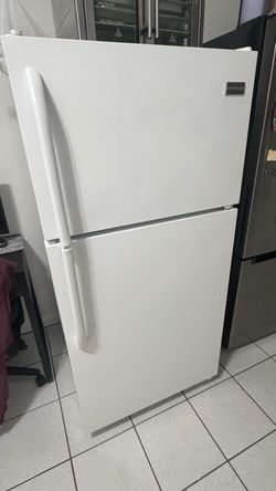 Frigidaire White Refrigerator with Top Freezer