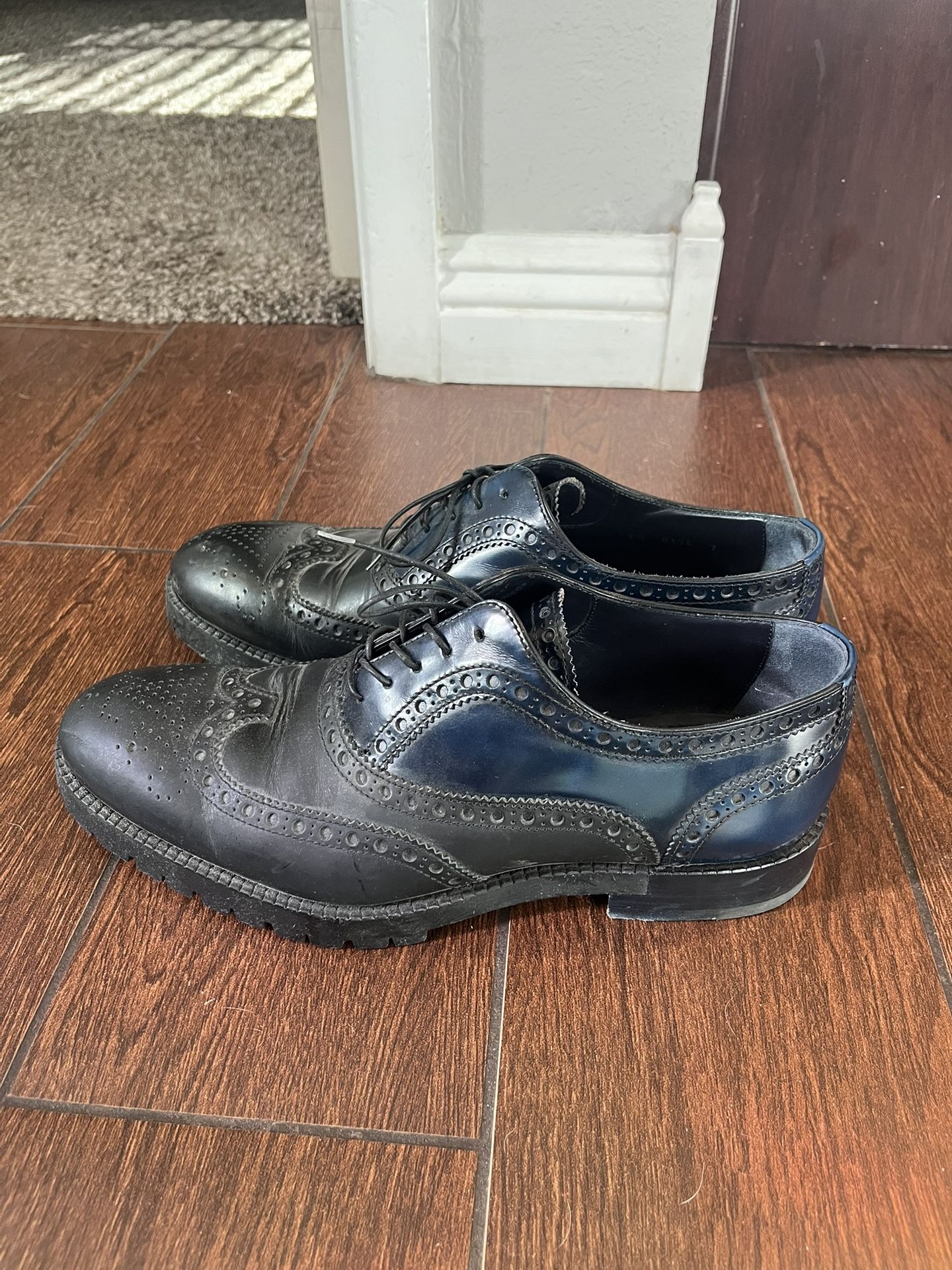 Louis Vuitton Black Brogue Oxfords Louis Vuitton Pre-Loved Brogue Derby lace-up shoes for Men  main image 2