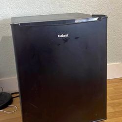 Mini Fridge With Freezer 