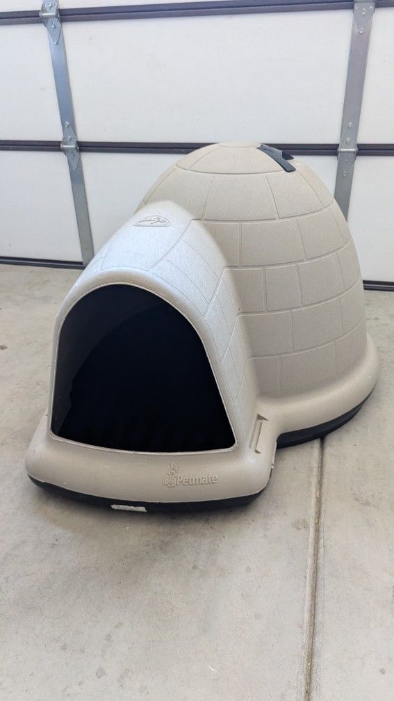 Petmate Dog House For Medium/Large Dog