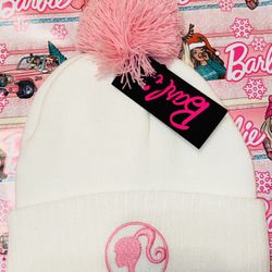 🌸💕🪩🧁🎀🌷✨BARBIE WHITE🤍🌷PINK💕🌸💕BEANIE HAT GRAPHIC W: POM POM🪩🎀💕🌸⚪️🌷💕✨