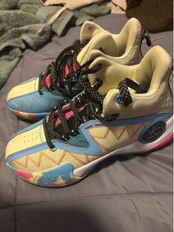 Basketball shoes
