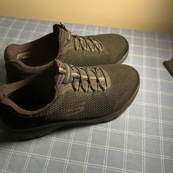 Comfortable black Skechers sneakers in good condition.size 7.5