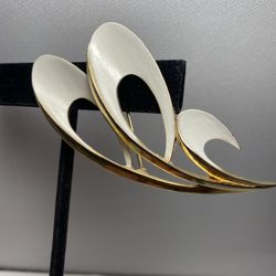 Vintage Crown Trifari Wind Blown Gold Tone & White Enamel Modernist Brooch 1960’s