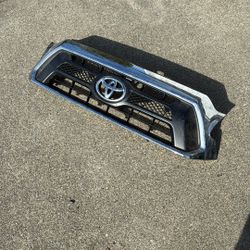 Toyota Tacoma Grill Used 2012-215