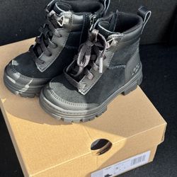 Toddler Uggs New, size 8
