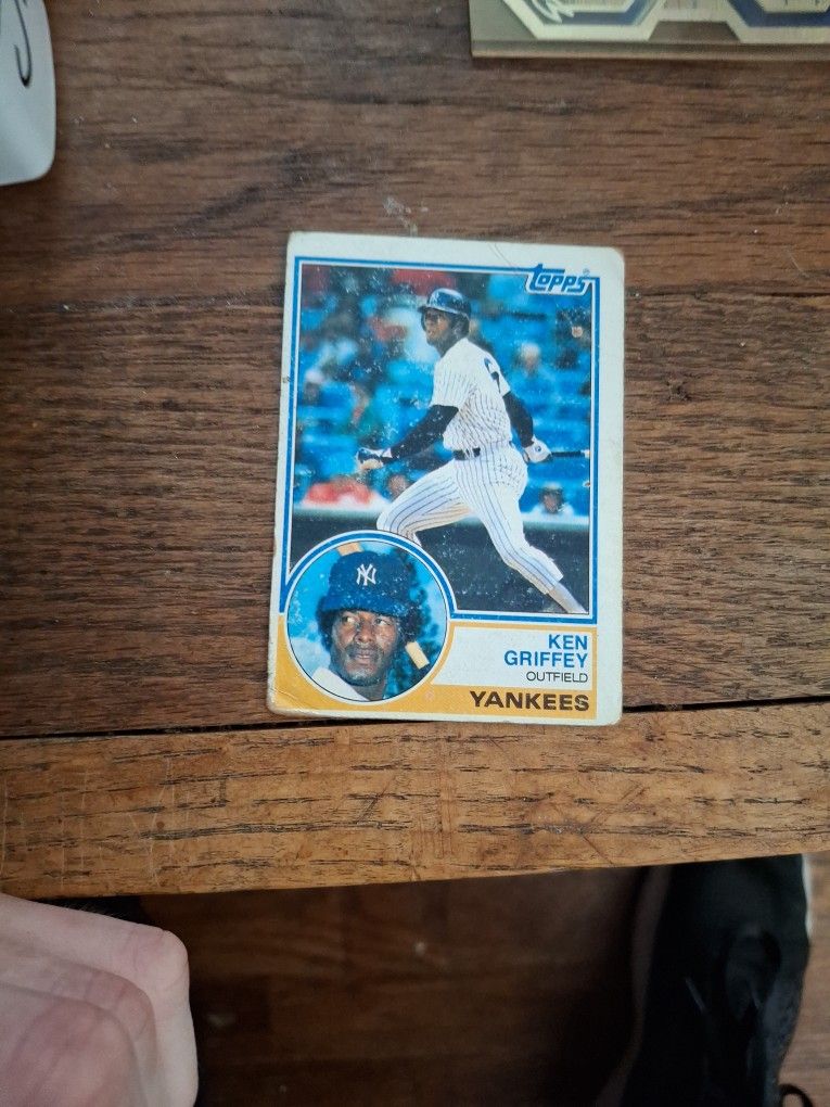 1983 Topps Chewing Gum Ken Griffey Outfield Baseball Card