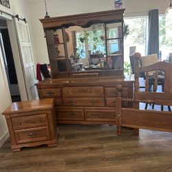 Broyhill River Oaks Acorn Queen Bed Set 
