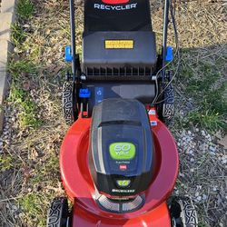 60V Max* 22 in. Recycler® w/Personal Pace® & SmartStow® Lawn Mower