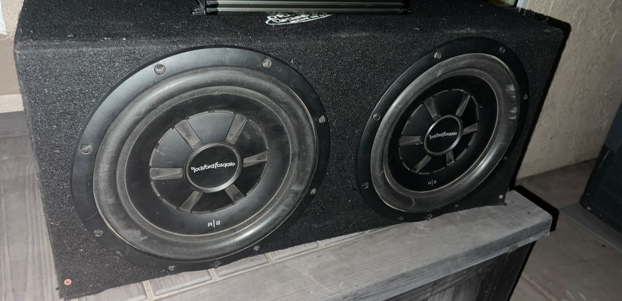 Dual 12in Rockford Fosgate R2 Subwoofers In Sealed Box 