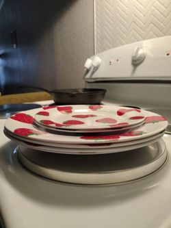 Cute Plastic Strawberry Plates 🍓