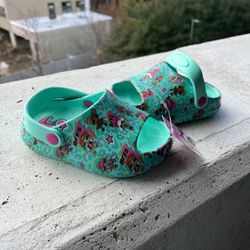 Brand New Children’s Sz S (5/6) 