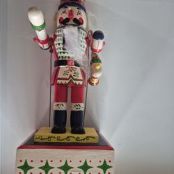 HOUSE OF LLOYD  Christmas Around The World Nutcracker Music Box