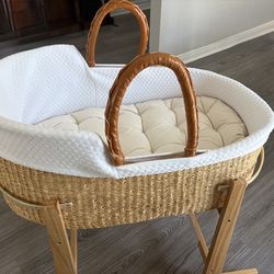 Design Dua Rocking Bassinet with Matching Changing