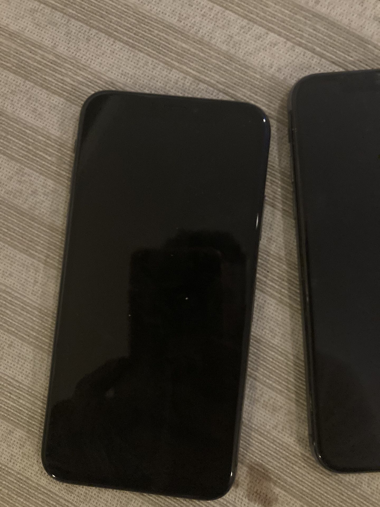 2 iPhone 10’s One Works With New Screen, Other Has Broken Screen Won’t Turn On